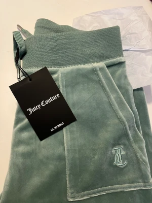 Juicy Couture byxor - Helt nya juicy couture byxor med fickor där bak. Färgen är i Chinois Green och i storlek XS. Ordinarie pris 1100 och mitt pris 900. Köpta på juicycouture.se. Frakt 69kr