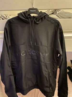 Adidas jacka - Säljer helt ny Adidas jacka/hoodie i storlek M (män) Köpt för 999kr från footlocker (kvitto finns) och säljer för att den är liten för mig idag och för sent att lämna tillbaka den (köpte i våras) Står personligen för frakten. Skriv vid intresse!