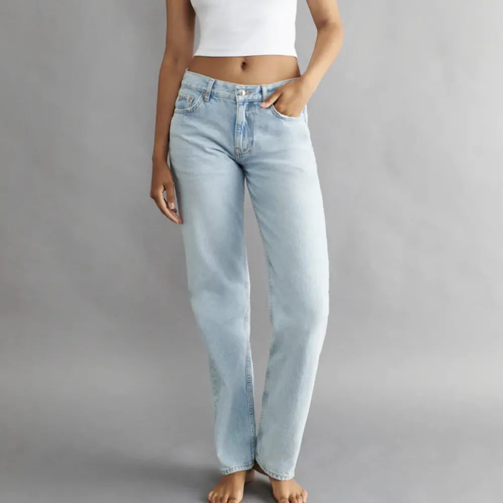 Säljer dessa low waist jeans då de är för långa i benen för mig. Skriv för mer bilder på jeansen. . Jeans & Byxor.