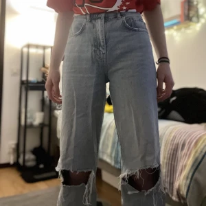 Jeans - Ljusblå Jeans som har hål på knäna. Köparen står för frakt.