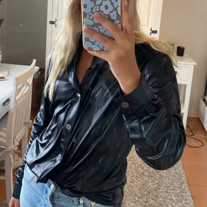 Skjorta  - Svart skjorta i fake lack/läder material 