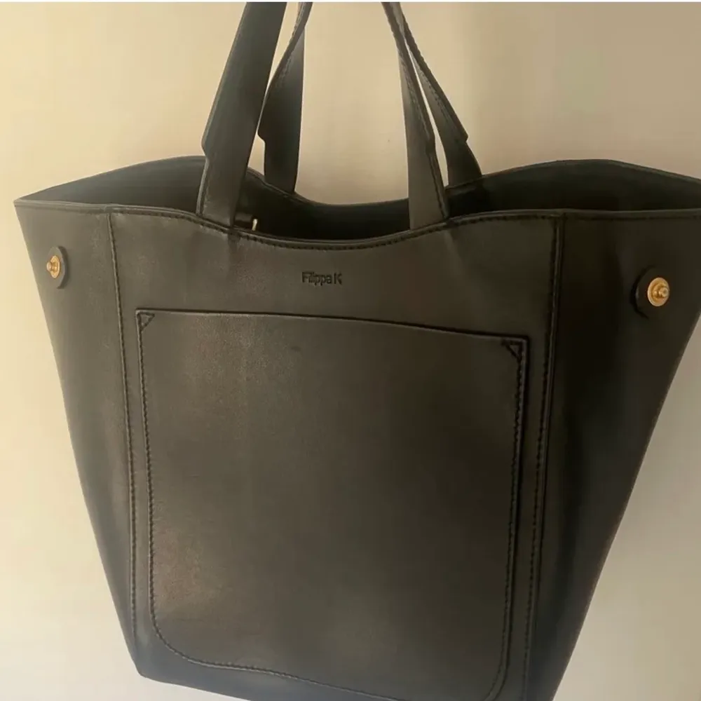 Svart fin väska från Filippa K. Shelby mini bucket bag. Blir tyvärr bara ståendes i garderoben. . Väskor.