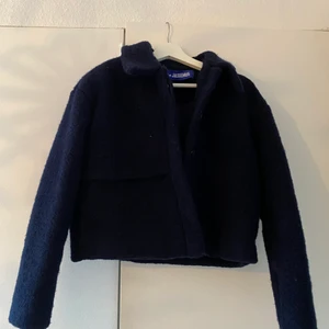 Jacquemus jacka - Världens finaste croppade jacka från märket jacquemus, den är gjord av ull och i en så fin blå färg. Denna jacka var väldigt dyr i nypris, (om jag minns rätt ca 8000). Har alldeles för många jackor så tänkte kolla intresset här. Hör av er vid frågor eller om ni vill ha fler bilder. ❤️‍🔥❤️‍🔥