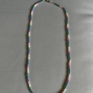 Pärlat halsband  - Handgjort halsband. Längd och färger kan önskas. Kostar 40+ frakt 🌷🌷