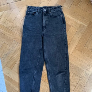 Weekday Jeans Meg - Säljer ett par svarta weekday jeans. Har älskar dem men de har tyvärr blivit för små. Kan posta men då står köparen för frakten. 