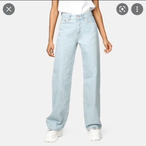Jeans junkyard - Jeans i storlek 25 från junkyard, jag är 170 lång. Plagget är i fint skick och sitter bra!! passar mig som vanligtvis har S-M, 34-38, 25-26