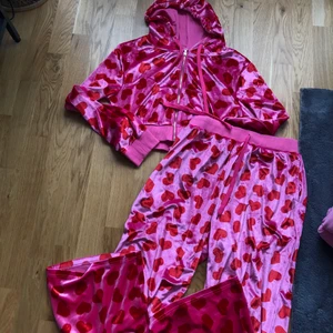 Velourset hjärtan mjukisset mjukisdress  - Storlek L-XL