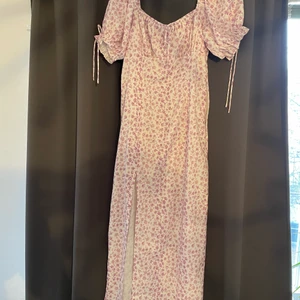 Sommarklänning strl S - En helt oanvänt sommarklänning från shein. Den är mellan lång och har en slits. Skriv för pris för frakt💓