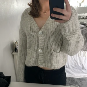 Stickad kofta  - används ett få tal gånger, är som ny. jag är 170 cm lång🤗