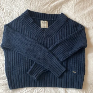 Blå stickad tröja  - En cropad stickad tröja som jag tröttnat på! Bra skick o super fin❤️