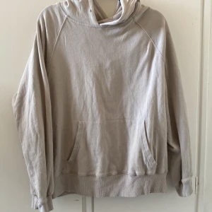 hoodie  - hoodie från shein ganska tunt material använt ganska ofta. inget snöre. strl L (står inte på lappen eftersom det har försvunnit men kollade i min order) köpte för 179kr säljer för 100kr (frakt inräknad) möta upp blir det 50kr