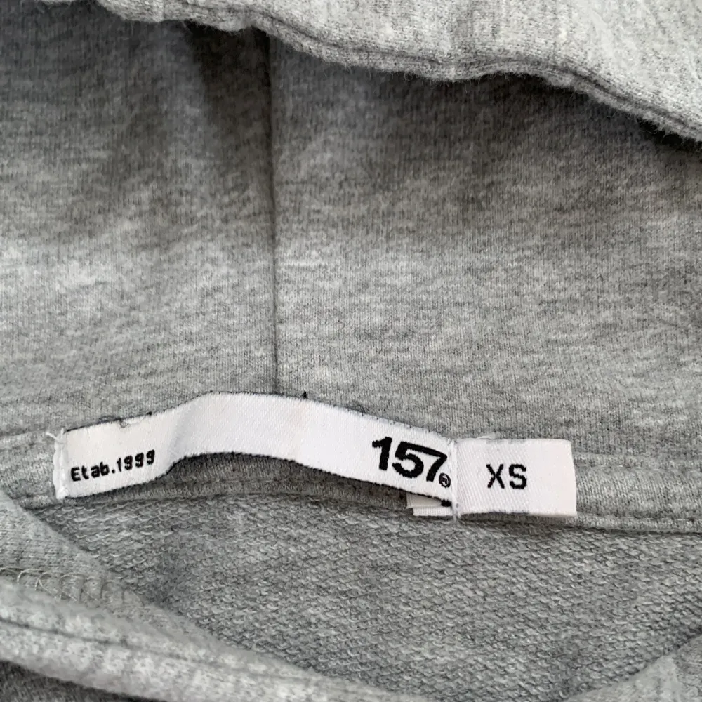 Säljer denna hoodie för att den köptes i fel storlek!🤍 Använd max 3 gånger så den är precis som ny!💕. Hoodies.
