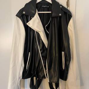 Biker Jacket från PLT med snygga detaljer såsom fickor bälte mm. endast använd vid ett tillfälle kortvarig stund. Strl 48, som en XL men passar fint för någon i L