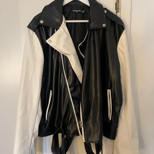 Biker Jacket - Biker Jacket från PLT med snygga detaljer såsom fickor bälte mm. endast använd vid ett tillfälle kortvarig stund. Strl 48, som en XL men passar fint för någon i L