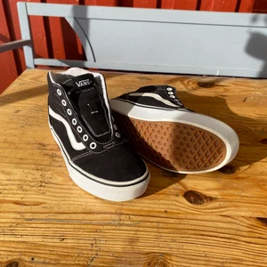 Ward Hi Platform White/Black - Skosnören hänger med. knappt använda. Inte nött sula.