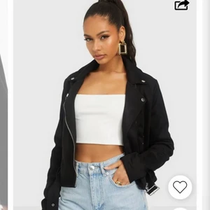 Snygg mocka jacka  - Hej! Säljer den här jättefina mocka jackan från Nelly i storlek 36, som är perfekt att ha som vårjacka🥰 Orginal pris är 600kr men jag säljer den för 300kr + plus frakt💕 Priset kan diskuteras för snabb affär, för mer info är det bara att skriva💗 Vid fler intresserade så blir det budving! 