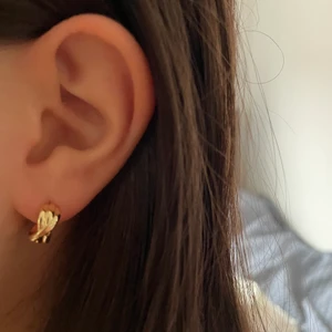 Twisted örhängen, pläterad i 14k guld - Använder ej guld smycken. Ej använd. Frakt -15kr