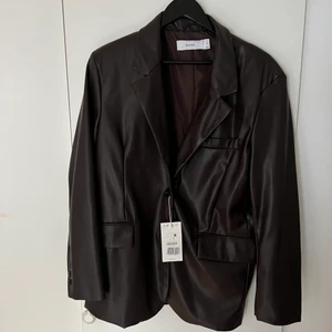 Bershka blazer i brunt läder Strl L - Säljer för den ej har kommit till användning (prislapp kvar) ❤️ (frakt ingår i priset)