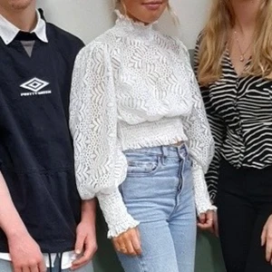 Vit spets blus - Fin att bära själv eller under något. Använd en gång!