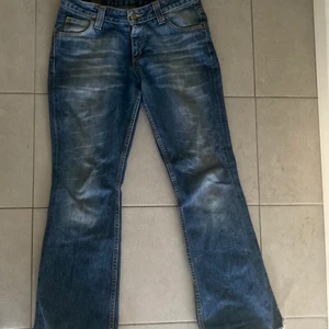 Lågmidjade bootcut lee jeans - Säljer dessa lågmidjade bootcut jeansen från Lee. De är i bra skick, då jag har använt dem sparsamt💞 skulle säga att storleken är XS/S, då de passar mig med XS men kan även passa större. Vill du ha mått eller fler bilder så är det bara att höra av sig💞