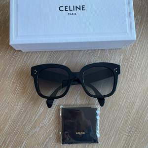 Säljer helt nya Celine Solglsögon, aldrig använda. Nypris 2600kr. Modell CL4002UN. Skicka en för fler bilder. Fodral, kvitto, låda medkommer vi köp. 