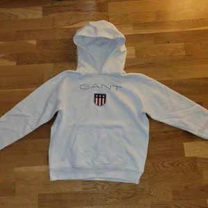 Gant hoodie - Vit Gant hoodie I storlek 158/164 (passar mig som har S). Den är knappt använd, så i nyskick. Nypriset var 800kr. Enda defekten är en liten prick på armbågen, därav priset (se sista bilden). Kan fraktas, skriv vid funderingar💕