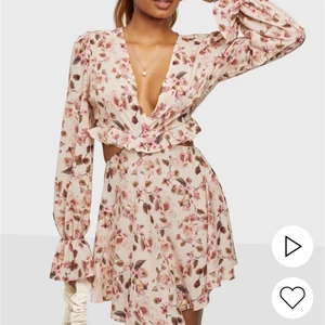 Känning från nelly  - Säljer denna fina klänning från Nelly i strl M som aldrig kommit till användning! Nypris är 499kr, känner tyvärr inte att den passar mig så fint så säljer hellre vidare❤️❤️ om ni har några frågor är det bara att ställa 🥰 köparen står för frakten!