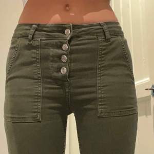 Zara jeans i en äldre modell, 2 bilder är lånade, avklippta å passar längden 160-167
