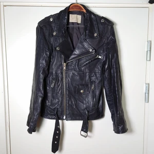 Skinnjacka Deadwood - Klassisk skinnjacka från Deadwood. Det är sytt lite ovanför en ficka, syns på sista bilden, och det är skavt vid ena armhålan🌱