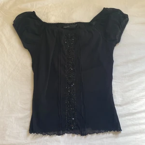 Puffärmad blus - Puffärmad svart blus köpt på secondhand. Väldigt luftig och fint glitter på framsidan