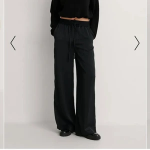 Palazzobyxor - Byxor från nakd, helt slutsålda på hemsidan. Dem är sparsamt använda och säljer pga att dem är för stora💗