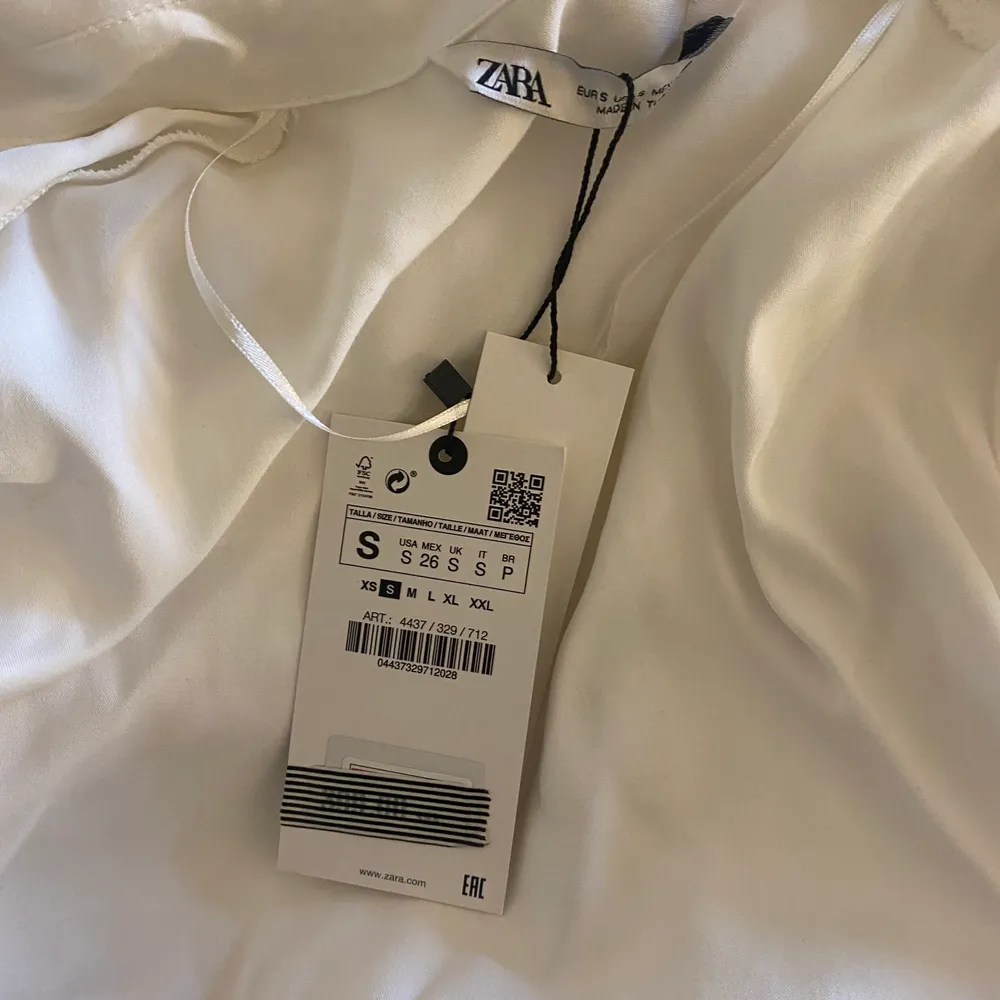 Jättefin skjorta i silkes vit från Zara. Aldrig använd med prislappen kvar.. Blusar.