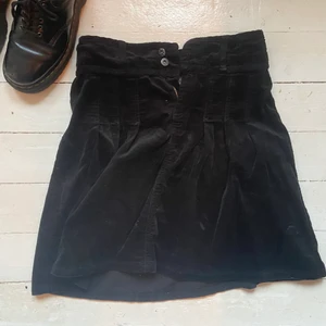 Kjol - Cool, kort kjol jag fått många komplimanger för! I sammet, svart med coola detaljer.