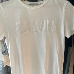 Calvin Klein - T-shirt liten i storlek