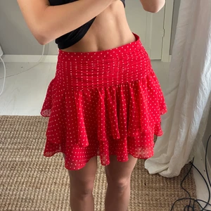 Kjol - Säljer denna ursnygga kjol som sitter jättefint på kroppen💗postar spårbart 51kr