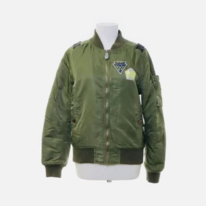 En Diesel bomberjacka - Jättefin midjekort Militär grön Diesel bomberjacka i st XL. Är nästan i nyskick, bara sparsamt  använd vid 2 tillfällen då den blev förstor ( då jag gick ner i vikt) Märket på ryggen är som reflex aktigt. Ganska ovanligt modell, aldrig sett någon som har likadan.( Jag älskar den men kommer aldrig kunna få användning av den, ( Nyoris 1200kr) mitt pris är 650kr och den finns i Kortedala. 