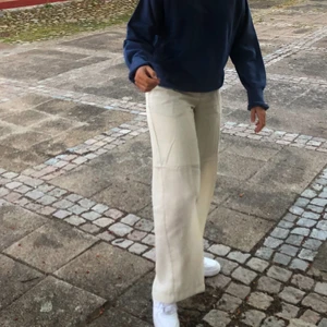 Linnebyxor - (Första är lånad bild) Säljer dessa så sjukt fina linnebyxor eftersom dem inte kommer till användning ✨🦦🤍  (säljer byxorna på andra bilden)