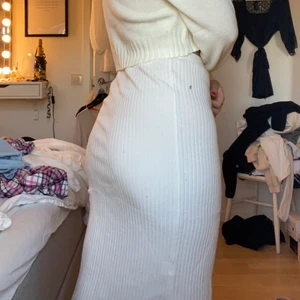 Vit kjol - Helt oanvänd, passar mig som har S annars. Mjuk i materialet 