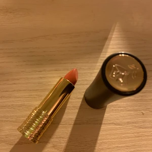 Lancôme L’Absolu Rogue i 274 French Tea - Helt oanvänt läppstift från Lancôme i färgen 274 French Tea. Varm rosig peach-färg i créme-finish. Säljs pga att som förmån av mitt jobb inom kosmetik så får jag massor av produkter i gåvor från olika företag, eftersom att jag verkligen inte behöver mer smink så säljer jag gärna vidare en del produkter 😊 