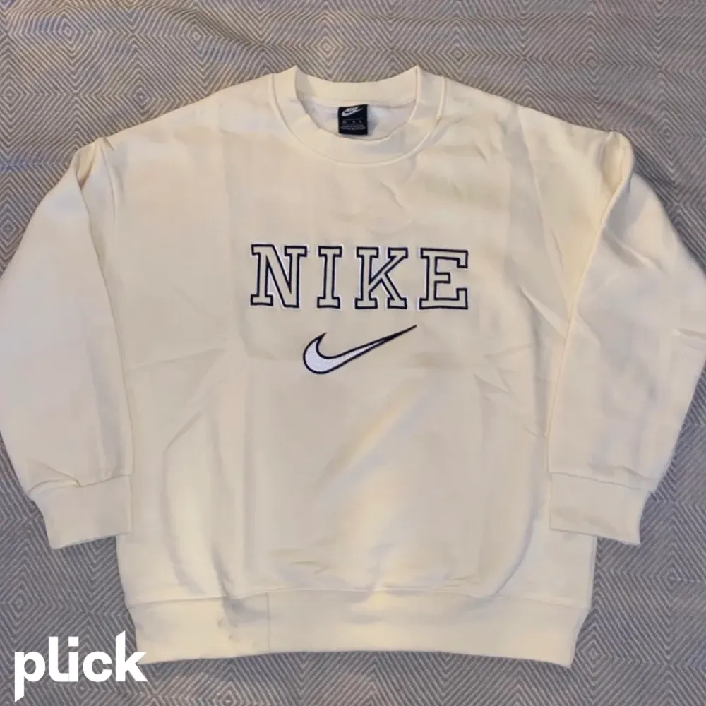 Nike college sweatshirt i stl. M, helt ny ändast testad och jag säljer den för att jag letar efter en mindre.. Tröjor & Koftor.