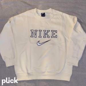 Nike college sweatshirt i stl. M, helt ny ändast testad och jag säljer den för att jag letar efter en mindre.