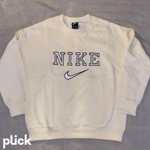 Nike vintage sweatshirt  - Nike college sweatshirt i stl. M, helt ny ändast testad och jag säljer den för att jag letar efter en mindre.