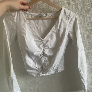 Crop top - Långärmad crop top från NA-KD. Kan frakta i hela sverige eller mötas upp i Malmö. Köparen står för frakt.