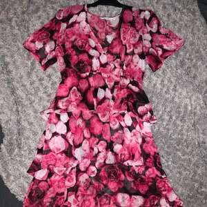 Blommig klänning - Jättefin, älskar den verkligen, men tyvärr för liten.