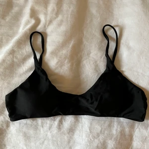 Svart bikinitopp/bikiniöverdel strl S - Svart bikinitopp / bikiniöverdel i storlek S! Justerbara axelband och uttagbara pads! Frakt 26kr💕