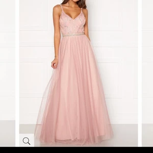 Balklänning  - Säljer min balklänning jag använde förra året då den inte kommit till användning nått mera, klänningen är köpt på bubbleroome för 1999 kr, den är uppsydd längst ner då den var för lång, klänningen är i storlek S, jag är 158 cm lång och den satt perfekt i längden med c 10CM klackar 