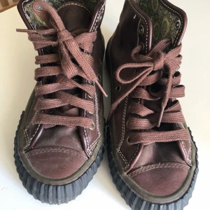 Äkta PF flyers i brunt skinn. - Jättefina PF flyers i brunt skinn. Mycket bra skick, använda Max 3 gånger. Storlek 37, dock en liten 37.