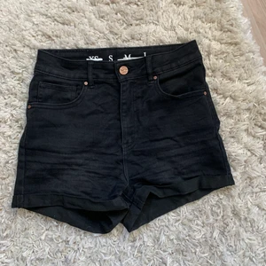 Svarta jeans shorts  - Snygga högmidjade svarta jeans shorts i stretchigt material💕 Knappt använda då jag inte använder shorts. Kommer ifrån Bik Bok och är i storlek S.