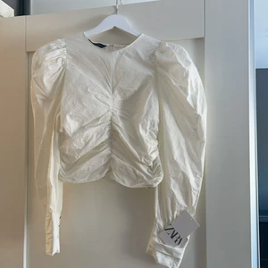 Vit blus från zara!!!! Så fin - Säljer en vit blus från zara, sååå fin!!! Den är aldrig använd, prislapp kvar❤️nypris 350 kr❤️