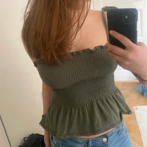 Hm topp - Säljer min jättefina topp ifrån hm då den ej kommer till användning längre tyvär😭❤️ den passar såå bra att ha en fin sommardag eller bara till vardagen😊 köpte den här på plick förra sommaren och älskade att ha den💕